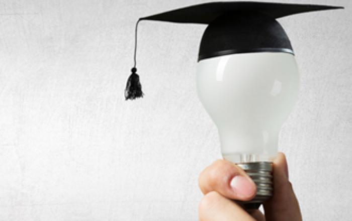 lampadina con cappello laurea