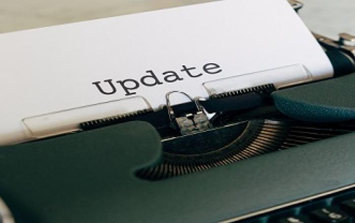 macchina da scrivere con su scritto update