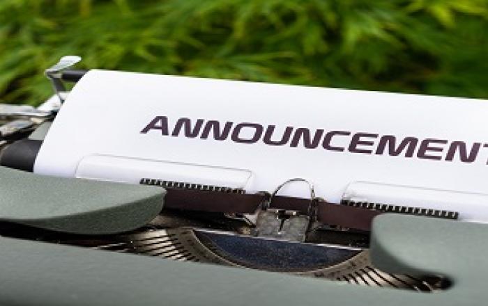 macchina da scrivere con su scritto announcement