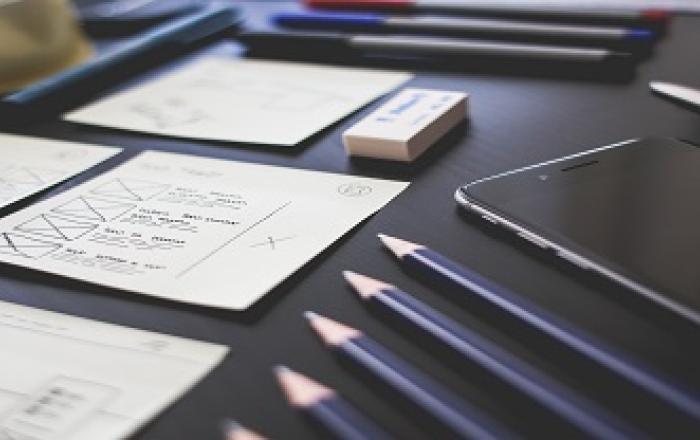 Tavolo di lavoro con carta, penna e computer