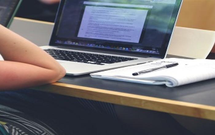 studente a lezione con computer