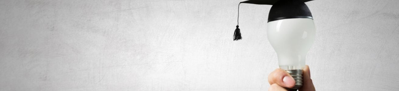 lampadina con cappello laurea