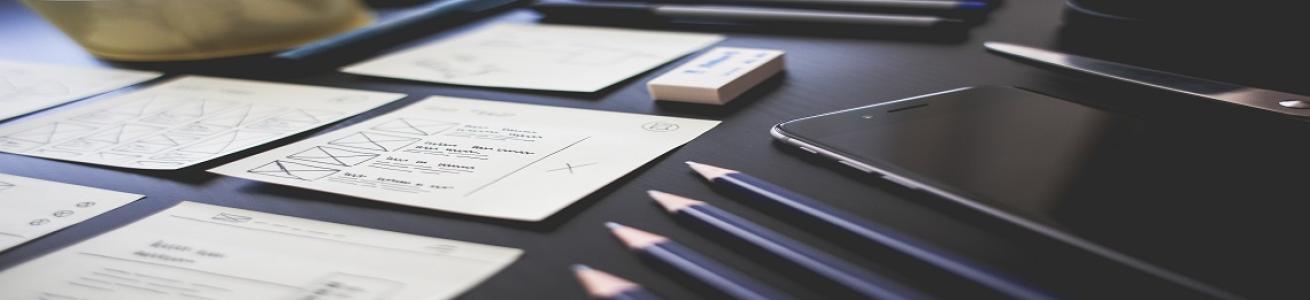 Tavolo di lavoro con carta, penna e computer